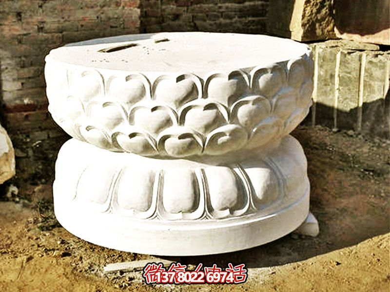 漢白玉制須彌座佛像，以精美圓形飾就古樸寺院