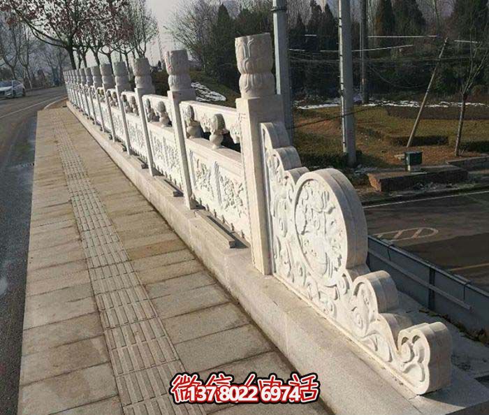 現(xiàn)代城市綠化防護(hù)欄桿，融入自然元素的花崗巖石雕