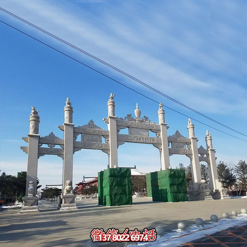 新款漢白玉牌坊，美觀而古樸的石六柱，為寺院和景區(qū)增添靈氣