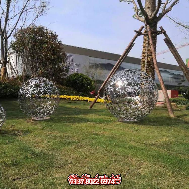 藝術(shù)雕塑裝置以不銹鋼和樹葉為原料，鏤空球造型，為戶外廣場和草坪增添藝術(shù)氣息