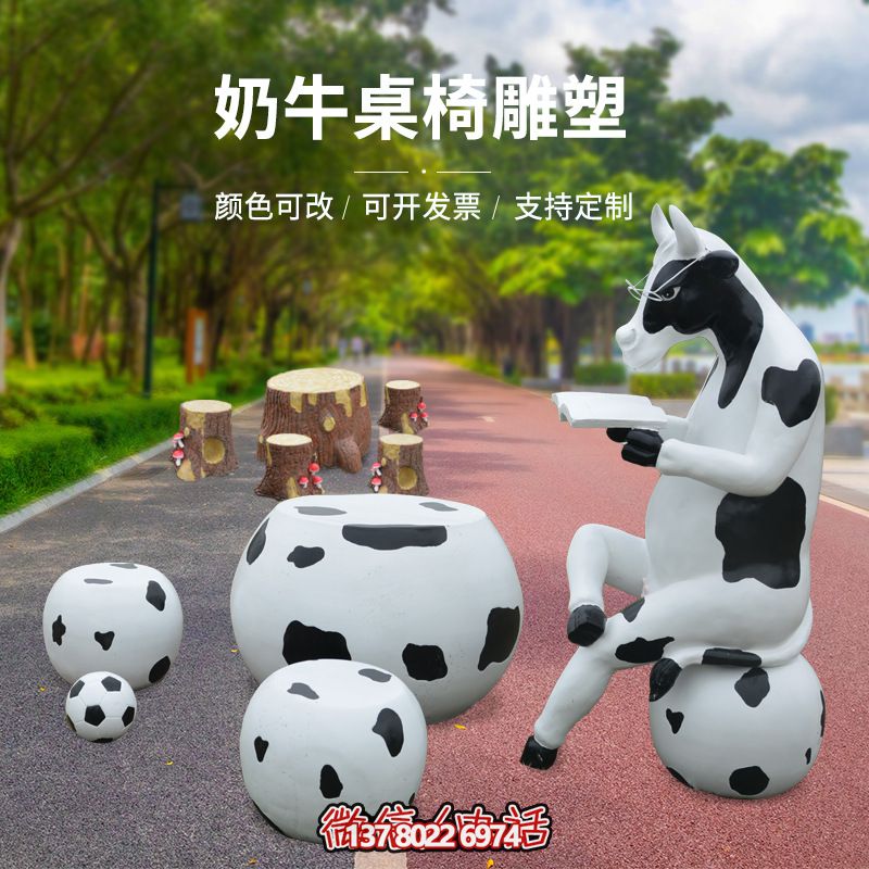 玻璃鋼雕塑牛只著看書桌椅，林中戶外休閑體驗