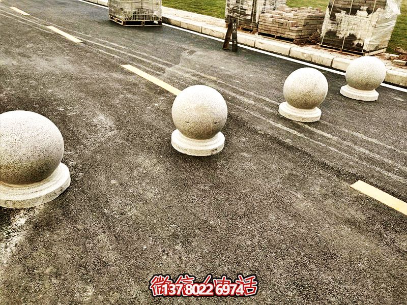 球形路障，為小學(xué)路邊擺放的安全隔離車(chē)