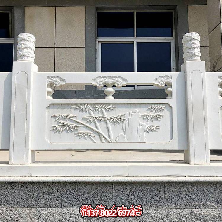 精致古典庭院雕飾浮雕石柱、欄桿、欄板，營造溫馨園林