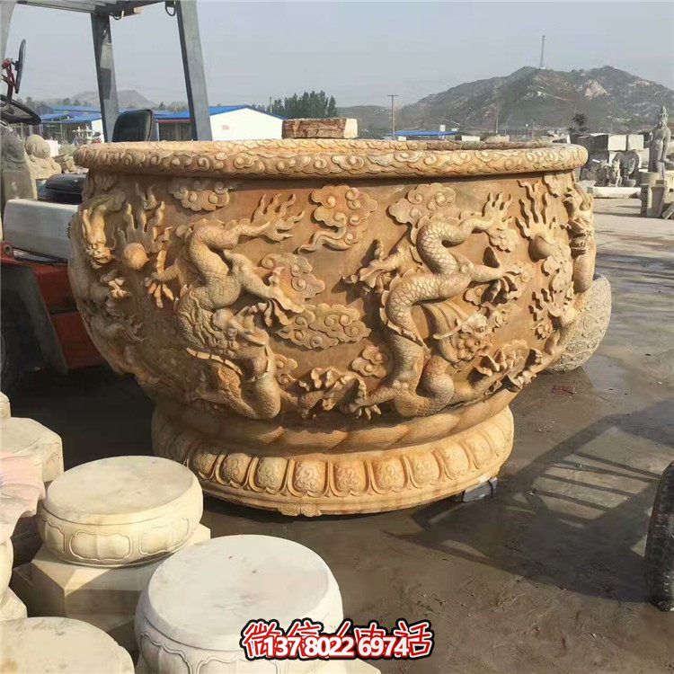 傳統(tǒng)水缸，絢麗多彩的雙龍戲紋