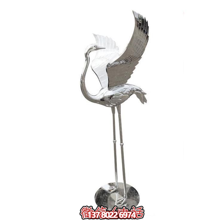 鏡面不銹鋼仙鶴雕塑，質(zhì)樸自然，展翅回頭