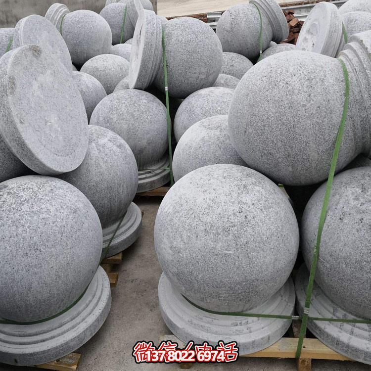 精美石雕車阻，點(diǎn)綴公園美景