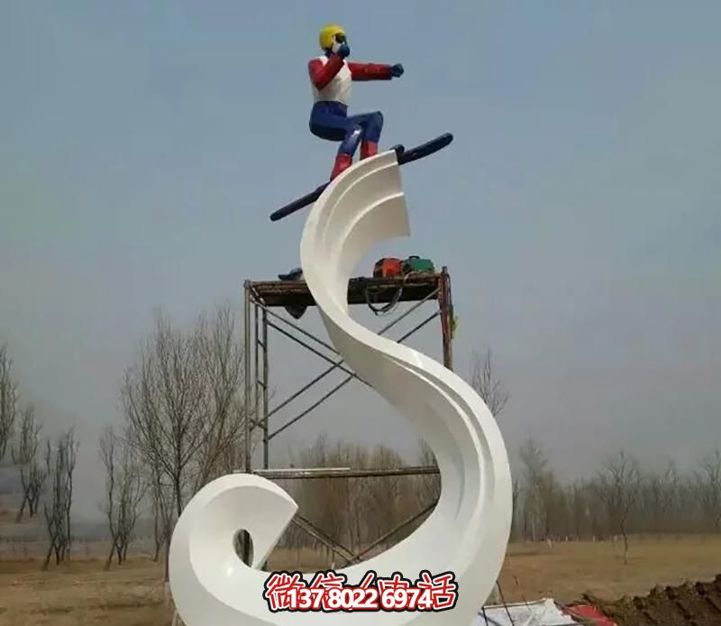 彩繪不銹鋼雕塑，把滑雪運動主題人物雕刻到廣場上