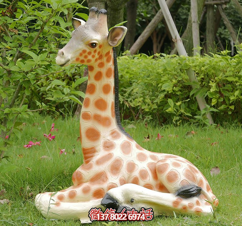 彩繪仿真動物玻璃鋼雕塑，營造出寧靜自然的公園草坪