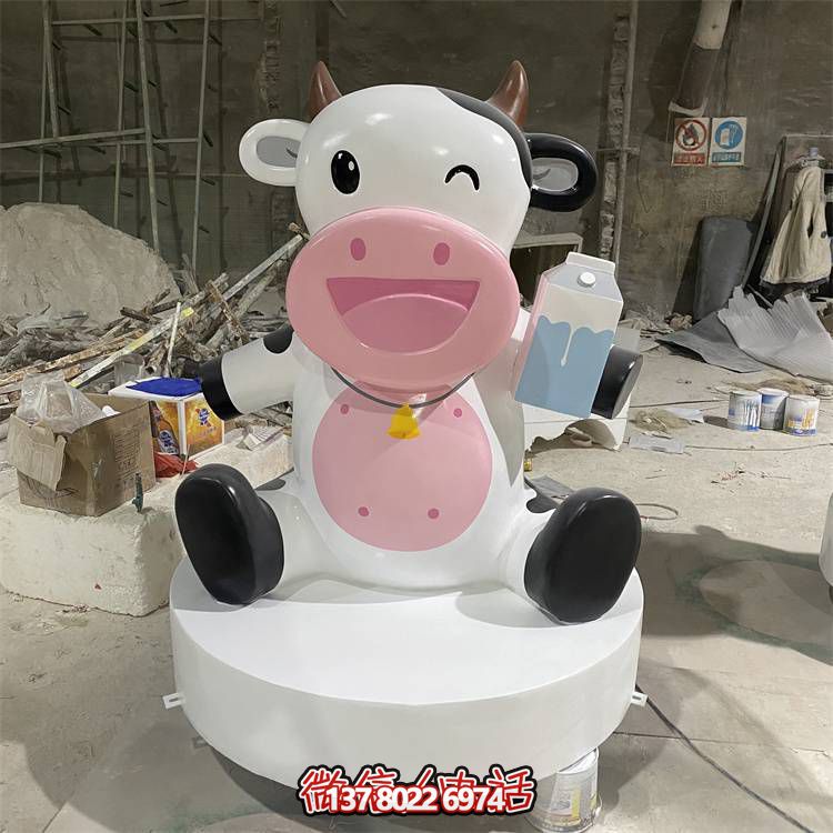 玻璃鋼雕塑，營造優(yōu)雅卡通奶牛公仔氣氛