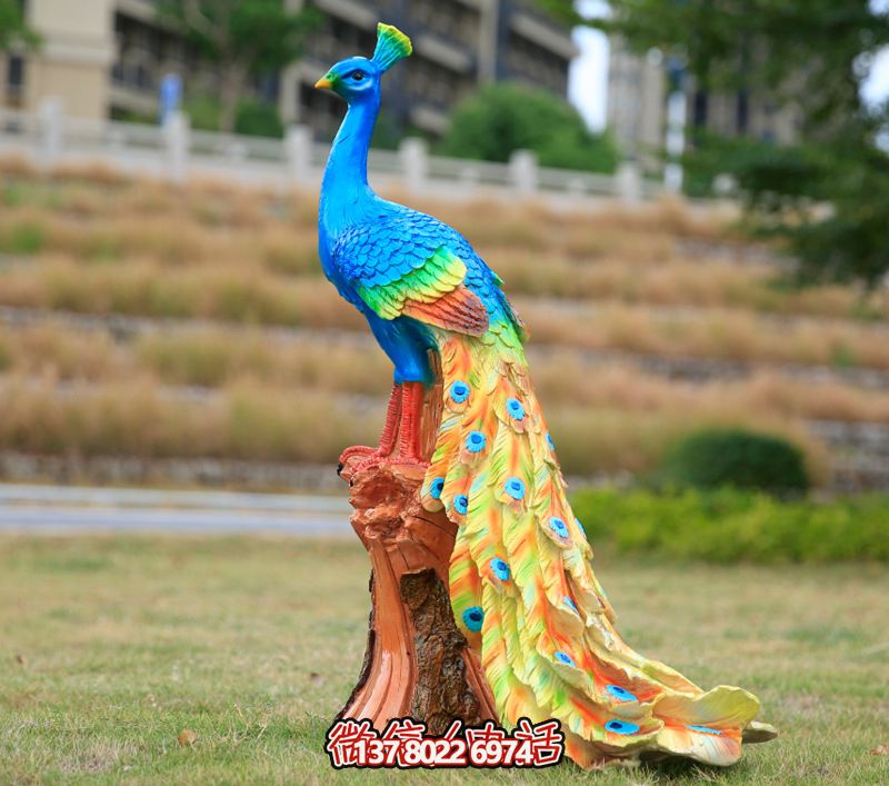 玻璃鋼孔雀雕塑，點(diǎn)綴公園草坪