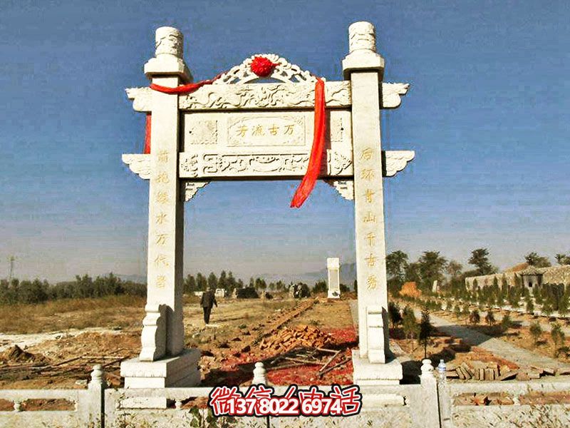 花崗巖簡易牌坊，擺放石墓地