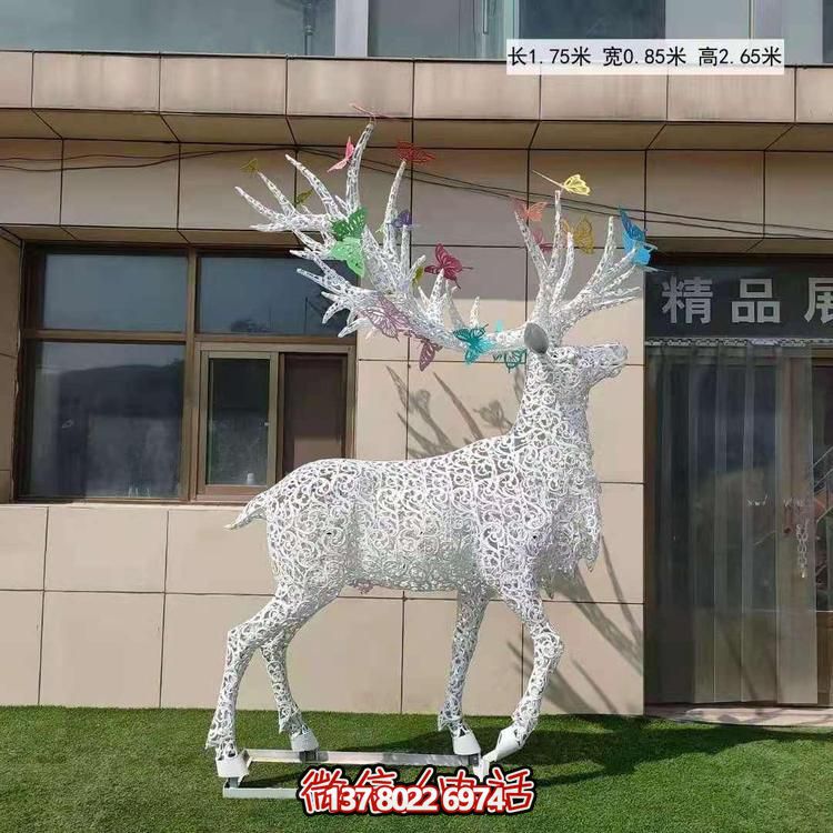 不銹鋼鹿角鏤空梅花亮化雕塑，為景觀廣場擺放