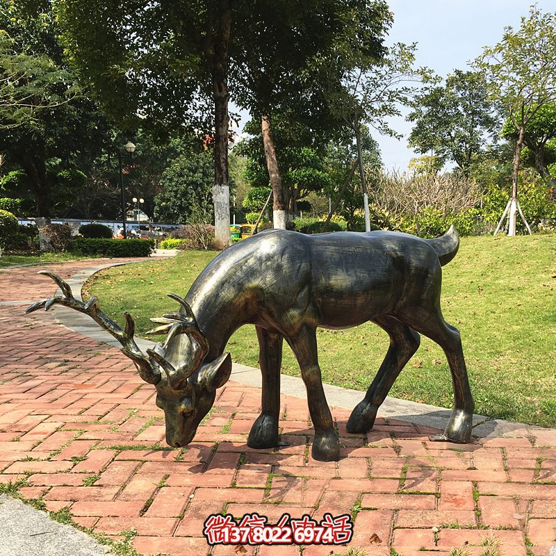 精美鹿雕塑，在公園里覓食的活力象征