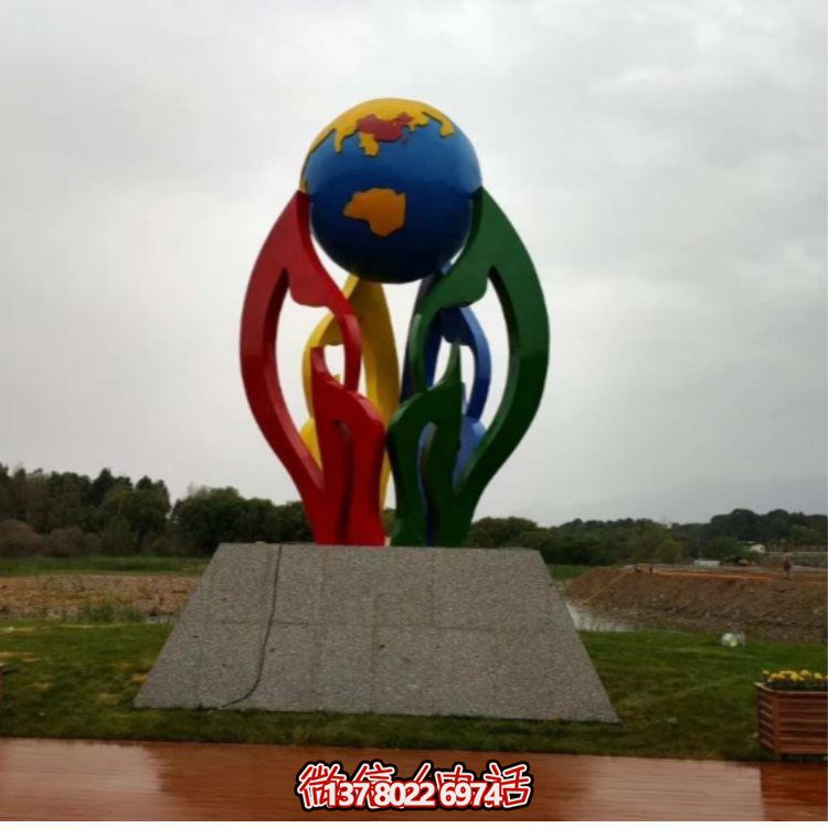 大型不銹鋼彩繪噴漆雕塑，為景區(qū)景觀廣場增色