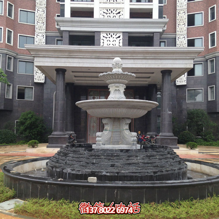 清新的雙層噴泉水雕裝飾，為辦公大樓門前增添靈動(dòng)氣息