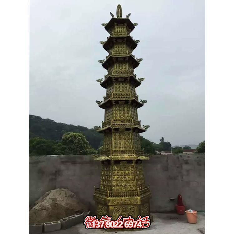 欣賞傳統(tǒng)文化，體驗(yàn)多層銅雕香爐的大型景區(qū)