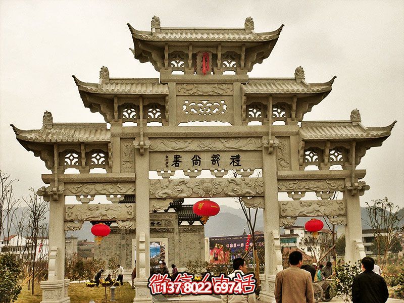 鏤空三門(mén)牌坊，點(diǎn)綴城市廣場(chǎng)