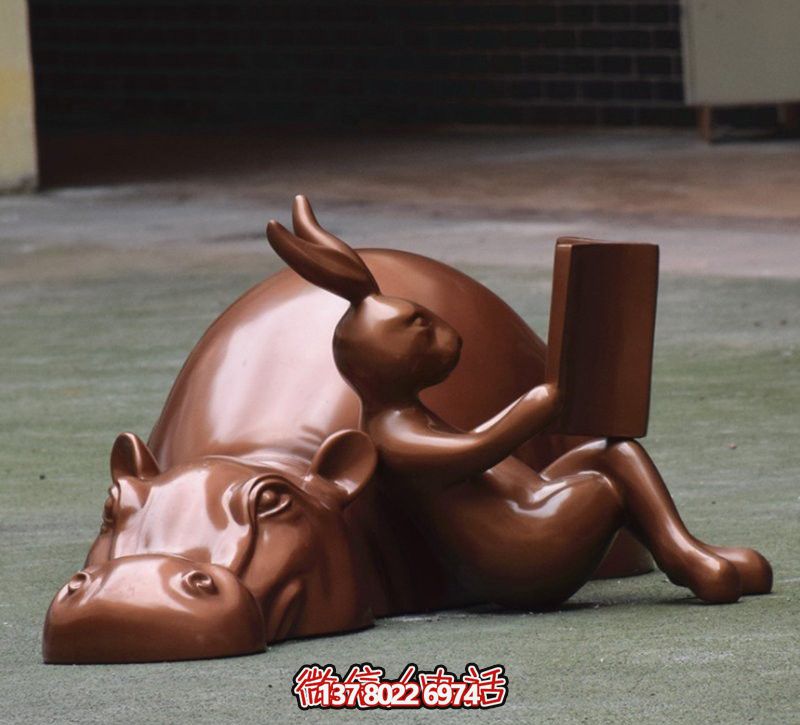 玻璃創(chuàng)意海馬雕塑，擺放于場內(nèi)，點(diǎn)綴你的生活