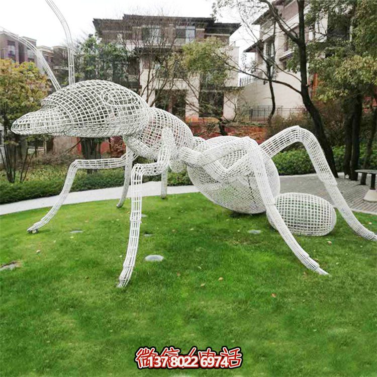 小區(qū)草坪擺放大型不銹鋼鐵藝鏤空螞蟻動物小品雕塑