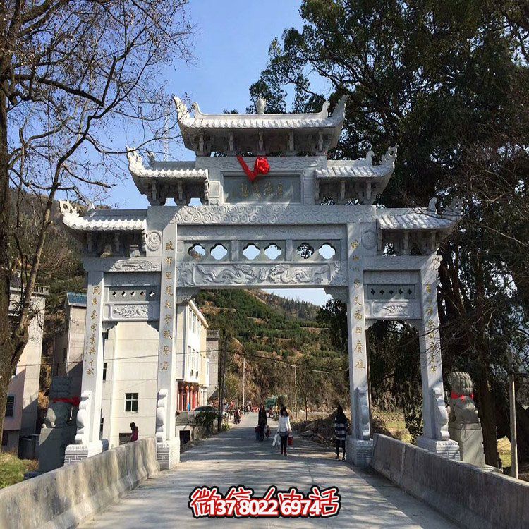 村口石牌坊，三間四柱石雕牌樓