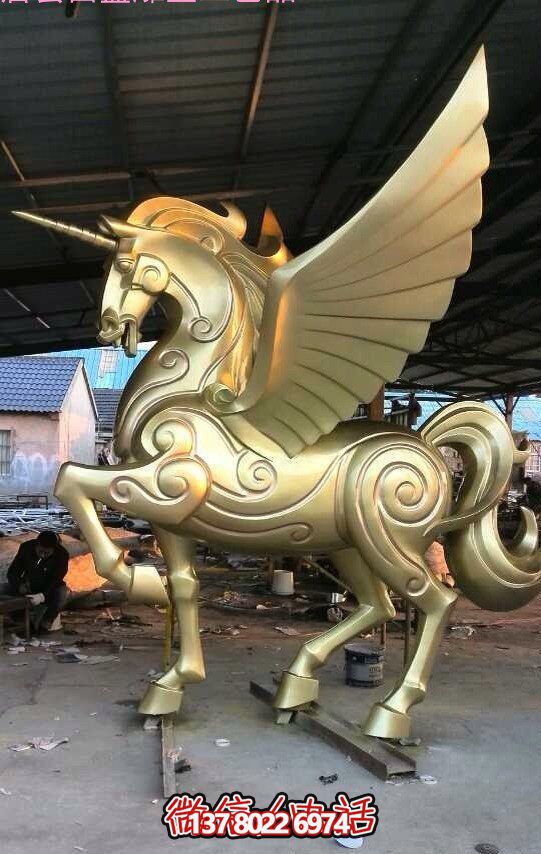 商場(chǎng)里擺放的金色的玻璃鋼創(chuàng)意飛馬雕塑 商場(chǎng)里擺放的金色的玻璃鋼創(chuàng)意飛馬雕塑
