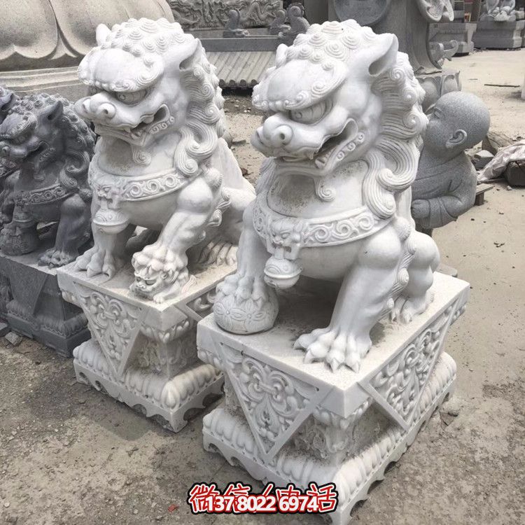 寺院漢白玉石雕大門口看護的石獅子雕塑 寺院漢白玉石雕大門口看護的石獅子雕塑