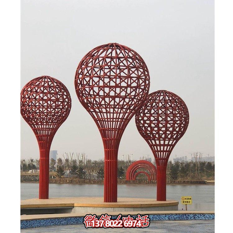 公園湖邊大型不銹鋼鏤空?qǐng)A形燈泡造型雕塑