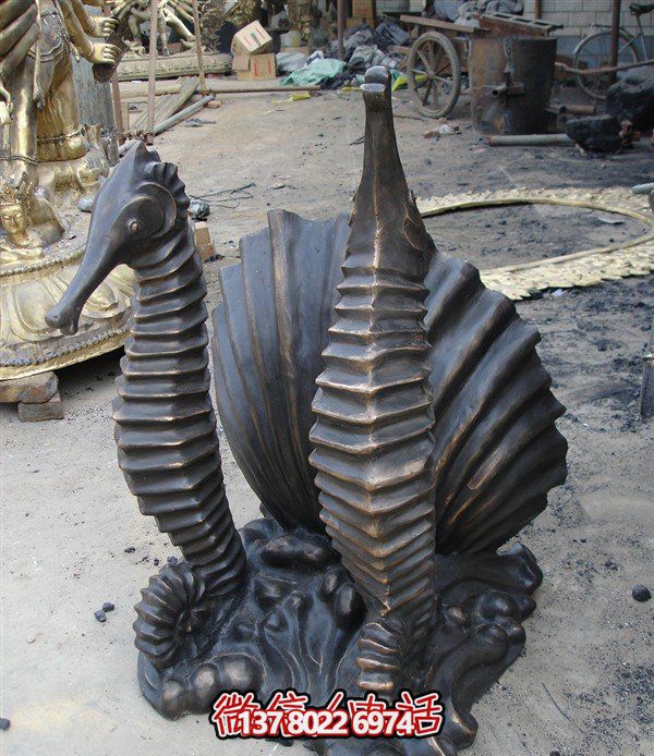 公園里擺放的一對(duì)銅色的玻璃鋼創(chuàng)意海馬雕塑 公園里擺放的一對(duì)銅色的玻璃鋼創(chuàng)意海馬雕塑